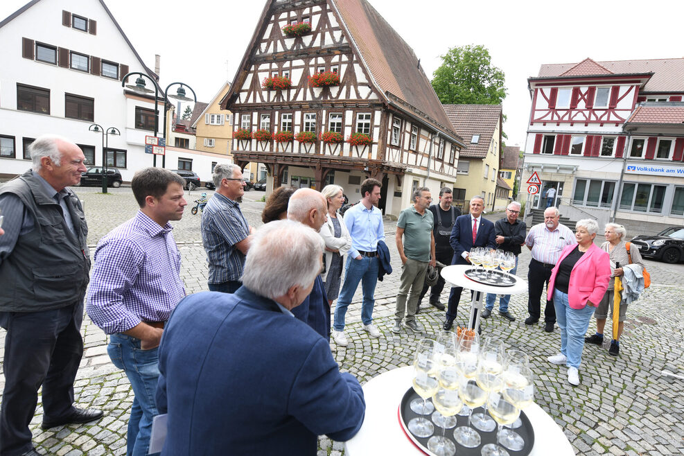 Menschengruppe im Ortszentrum Uhlbach