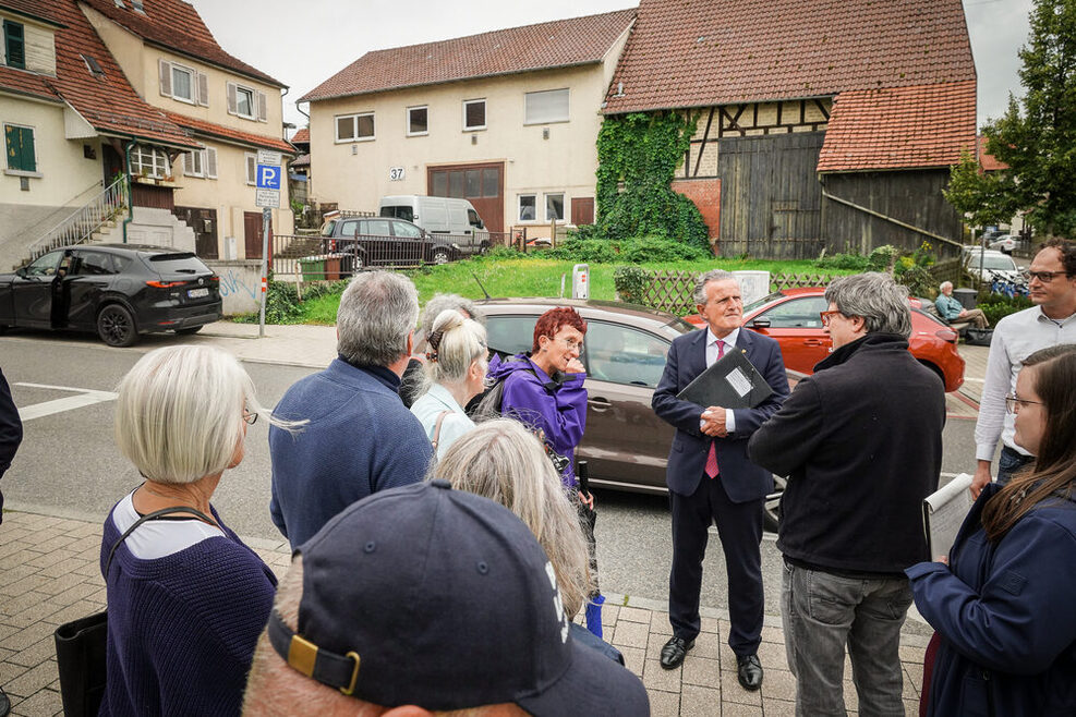 OB Nopper im mit Bürgerinnen und Bürgern in der Plieninger Ortsmitte