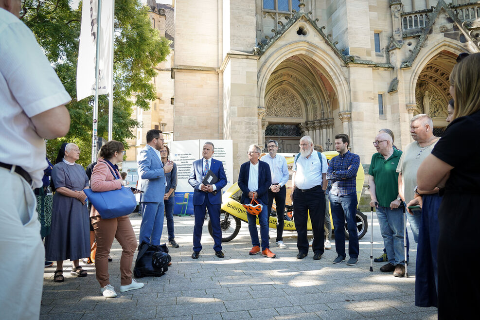 OB Nopper vor der Kirche St. Maria