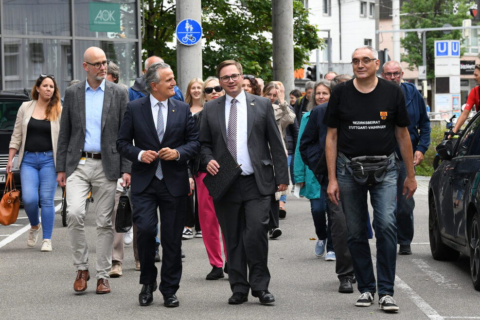 OB Nopper beim Rundgang mit Bürgerinnen und Bürgern durch Vaihingen