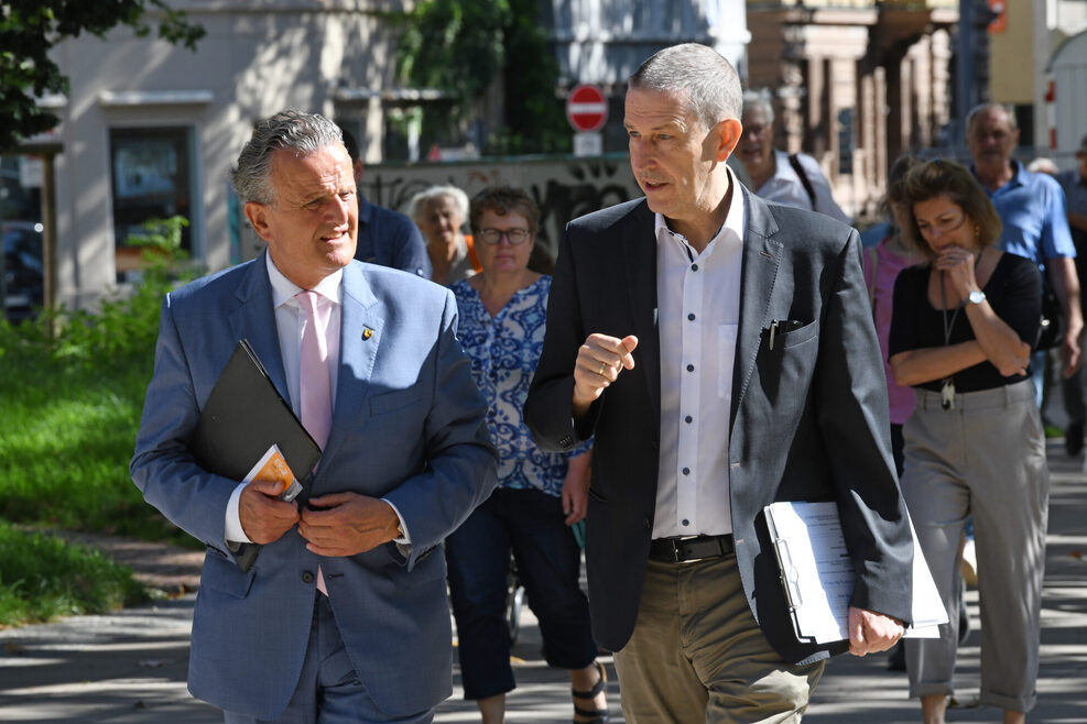 OB Nopper und Bezriksvorsteher Berhard Mellert beim Rundgang