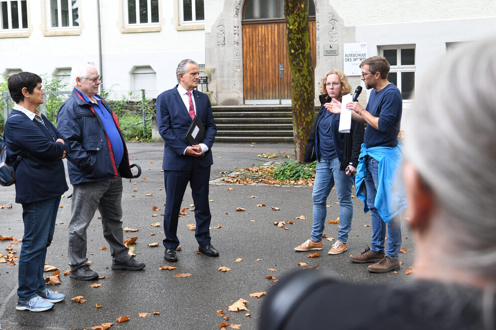OB Nopper vor dem Wirtemberg Gymnasium