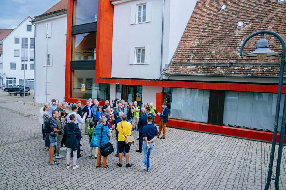 Menschen vorm Bezirksrathaus Degerloch