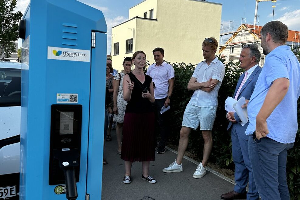 Menschen vor Elektroladesäule
