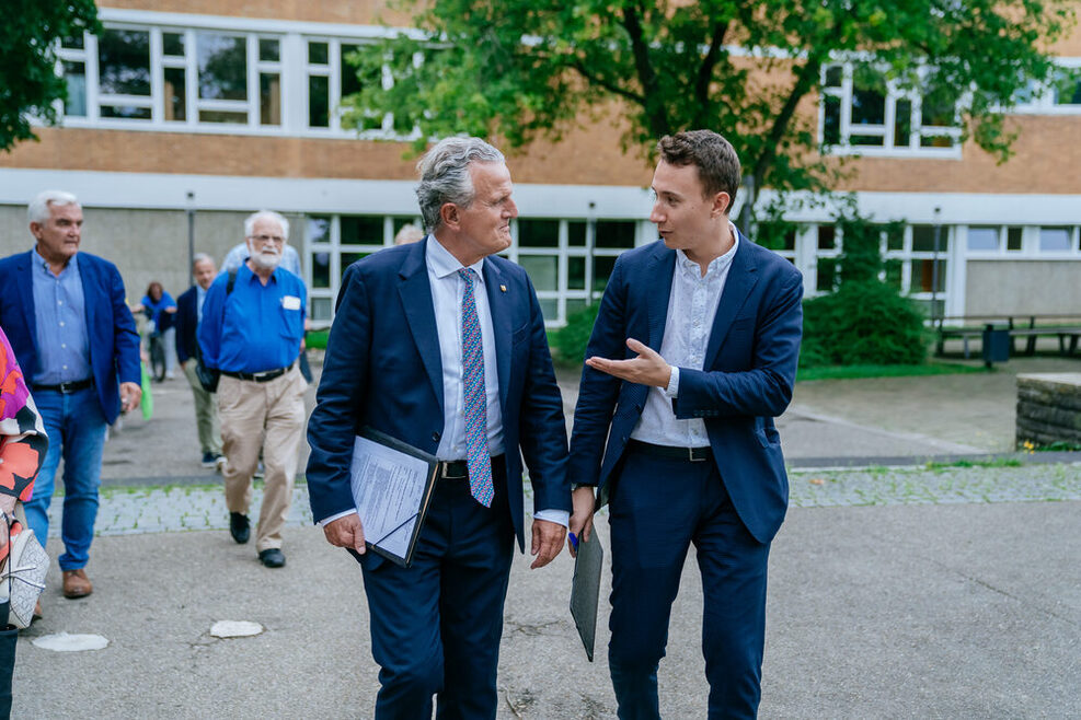 OB Nopper und Bezirksversteher Colyn Heinze vorm Wilhelmsgymnasium