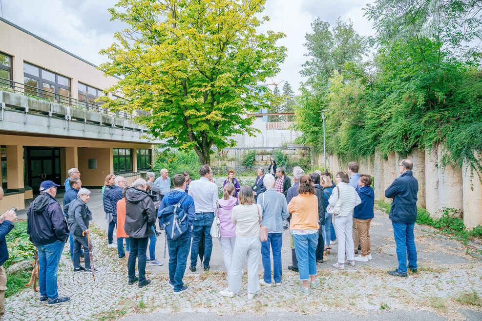 Menschen vorm Seniorenheim Haus Schönberg