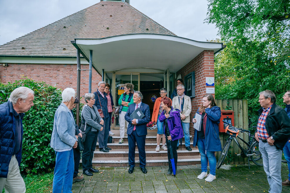 Menschen vor der Himmelfahrtskirche in Schönberg