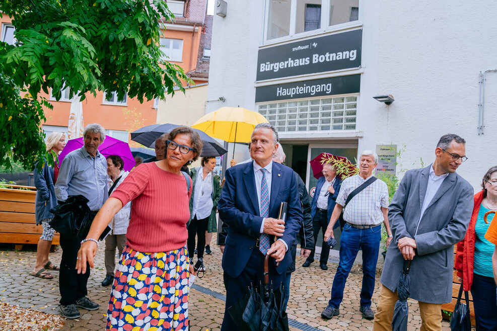 Menschen vorm Bürgerhaus Botnang