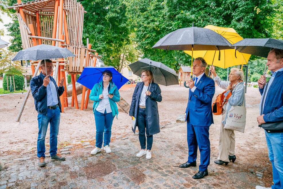 OB Nopper mit Bürgern vor einem Spielplatz
