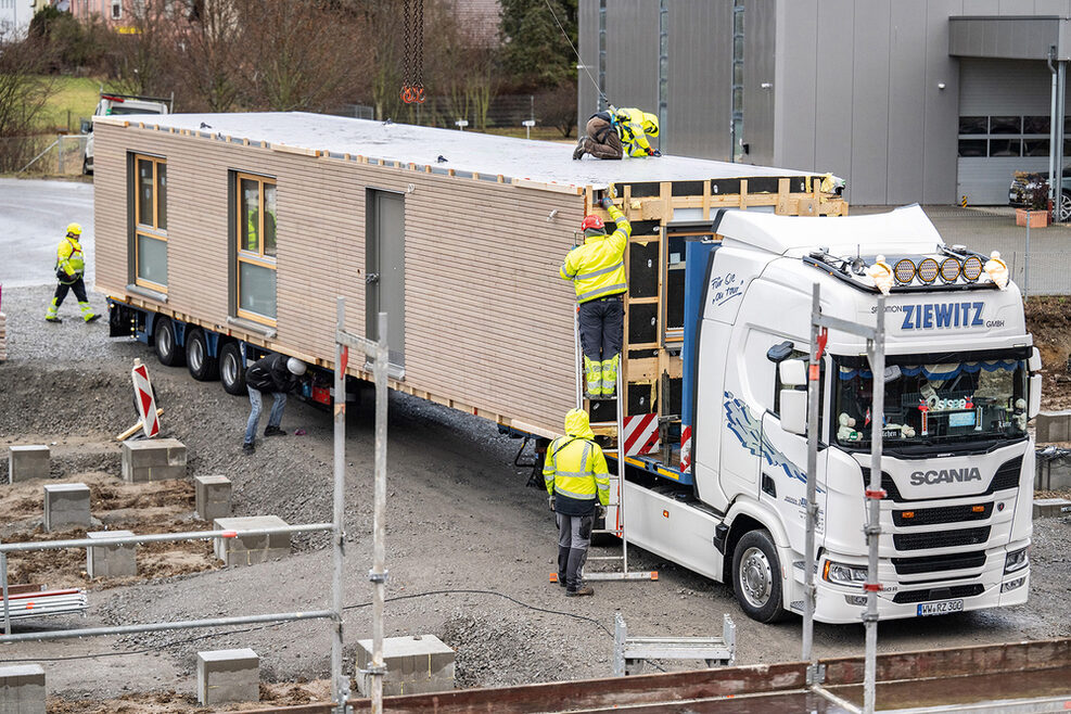 Die Module werden im Werk bis zu einem hohen Maß vorgefertigt und dann mit dem Lkw angeliefert.