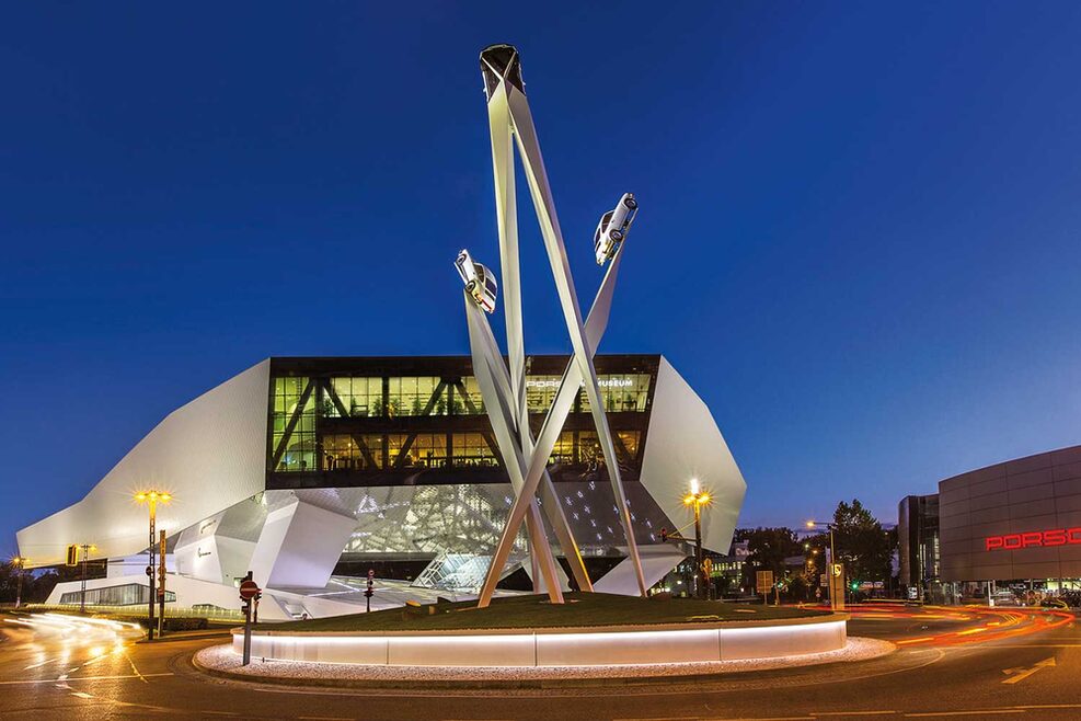 Außenaufnahme des Porsche Museums bei Nacht.