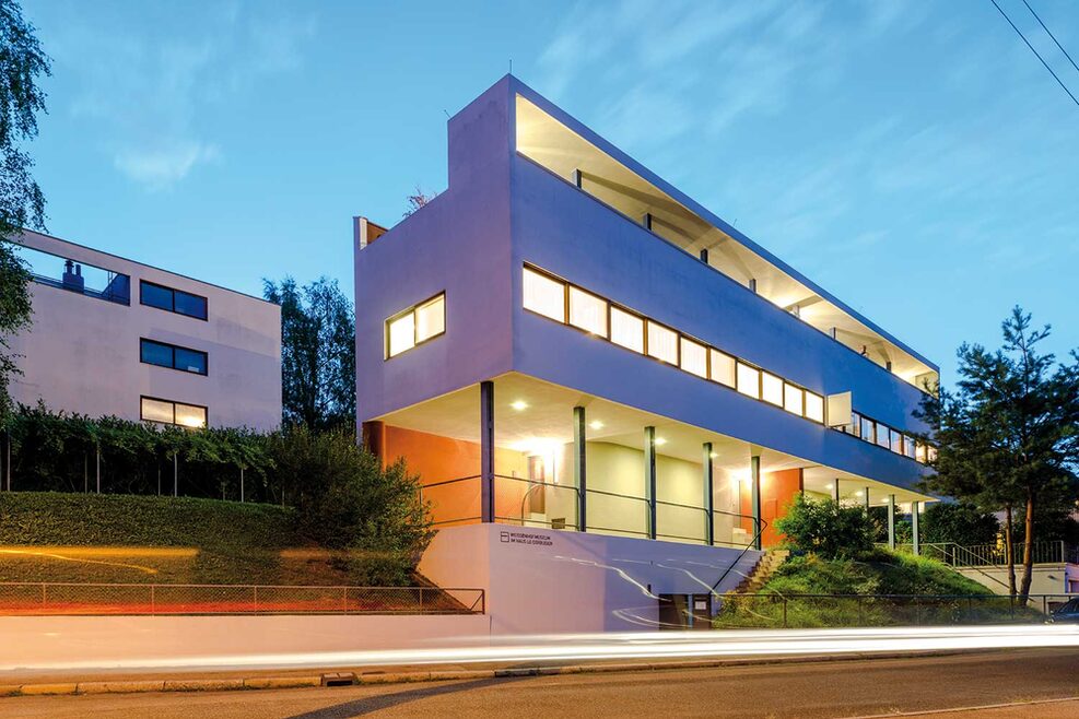 Außenaufnahme des Le Corbusier-Haus in der Weissenhofsiedlung bei Nacht.