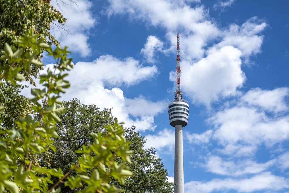 Fernsehturm Stuttgart mit blauem Himmel im Hintergrund.