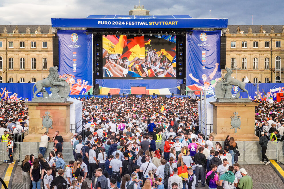 Stuttgart im EM-Fieber in und um die Fan Zone Schlossplatz. Fans in EM-Look