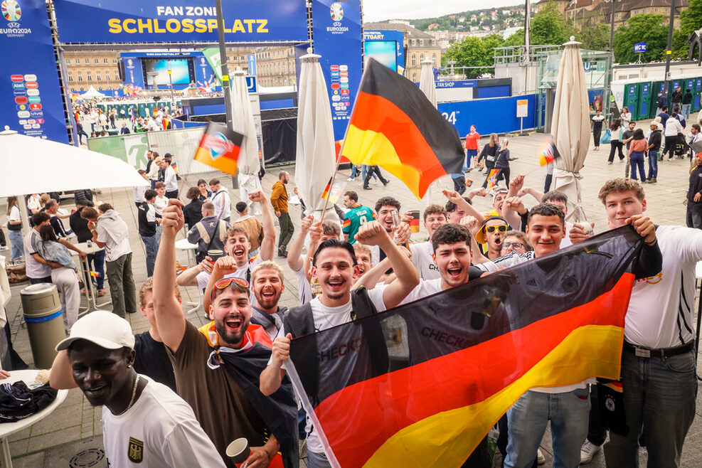 Stuttgart im EM-Fieber in und um die Fan Zone Schlossplatz. Fans in EM-Look