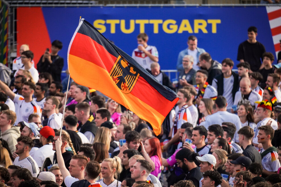 Stuttgart im EM-Fieber in und um die Fan Zone Schlossplatz. Fans in EM-Look