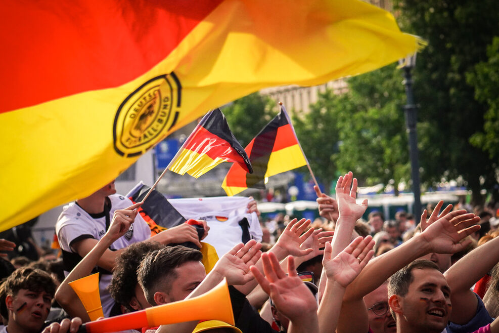 Stuttgart im EM-Fieber in und um die Fan Zone Schlossplatz. Fans in EM-Look