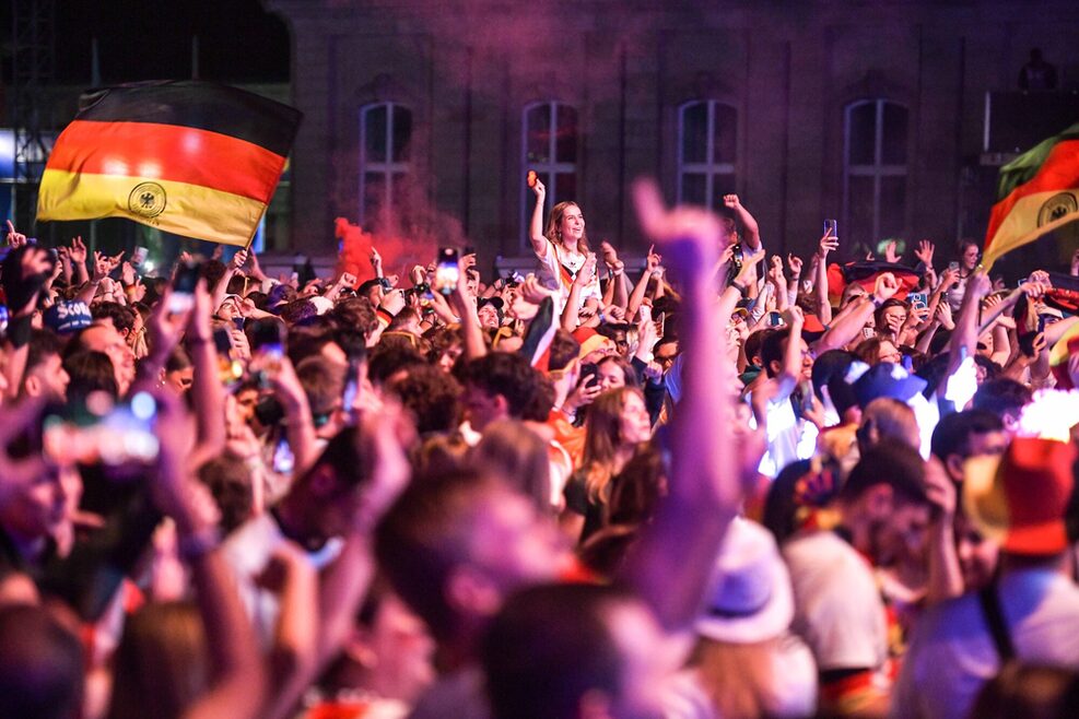 Menschenmenge beim Public Viewing