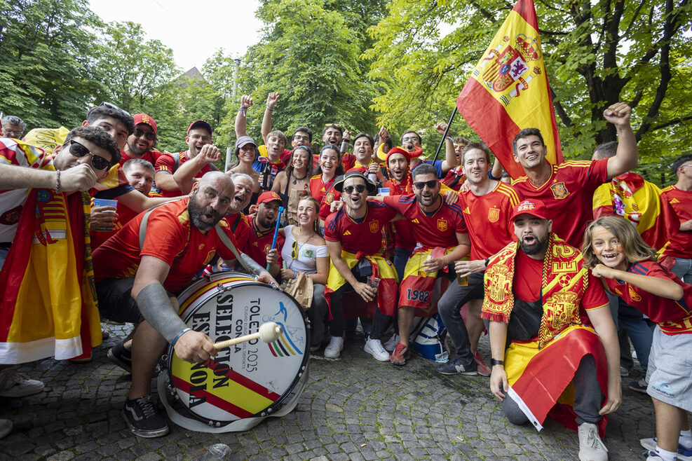Jubelnde Spanier mit Trommeln und Siegesposen
