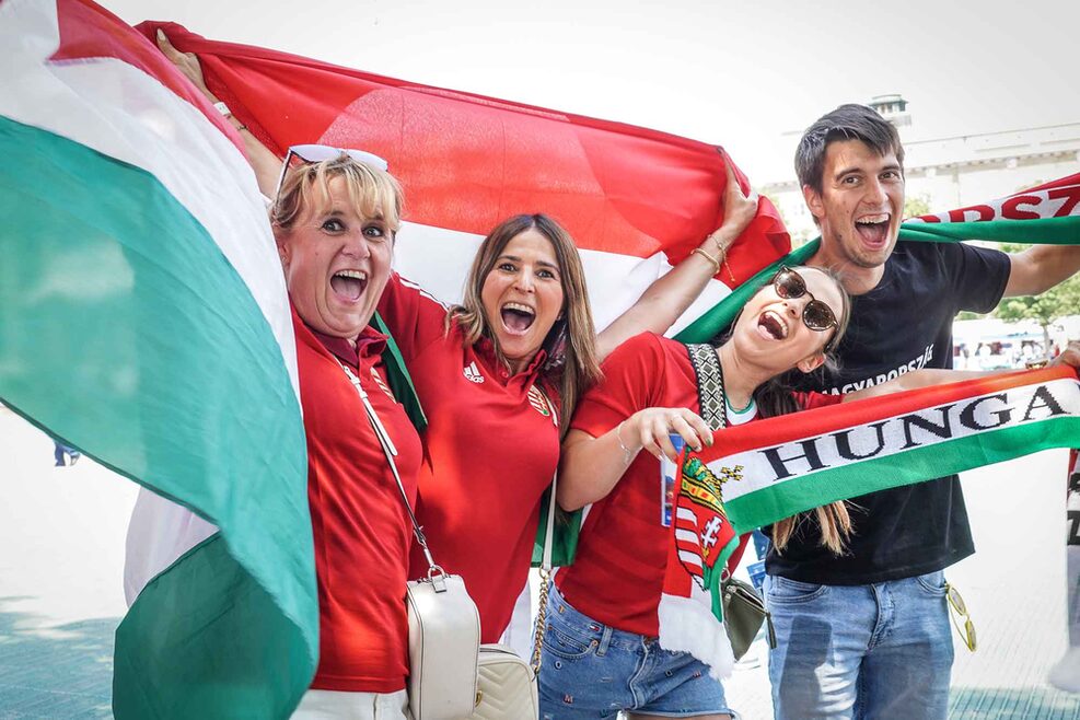 4 ungarische Fans mit der ungarischen Flagge