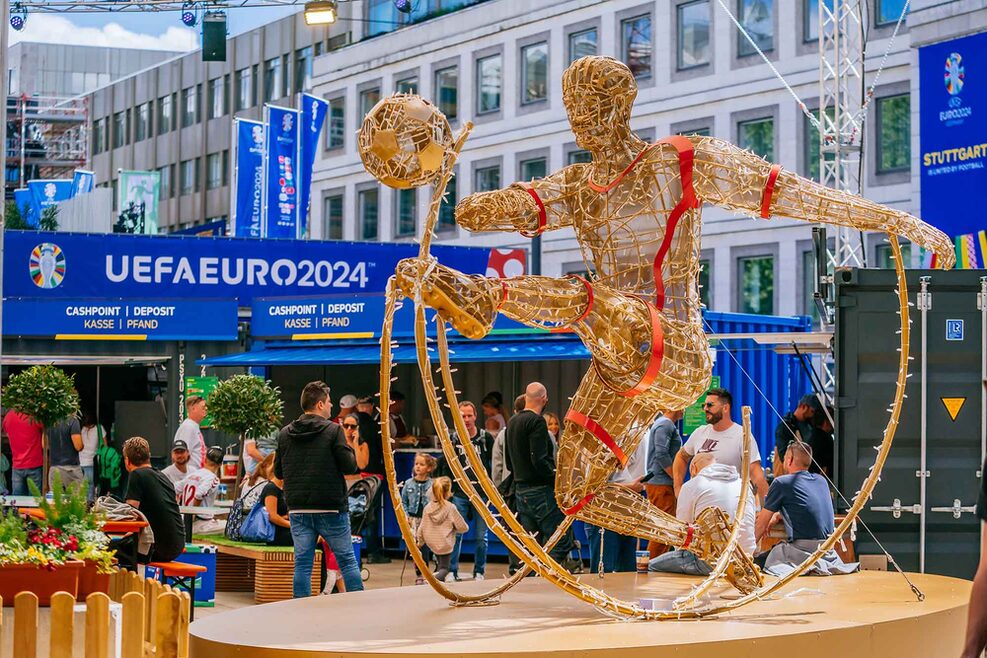 Eine DUNDU-Figur ist zu sehen am Eingangsbereich der Fan Zone Marktplatz
