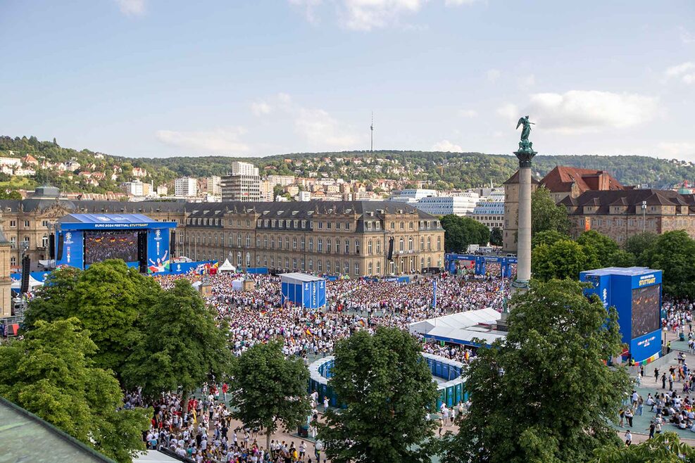 Voller Public Viewing-Bereich am Schloßplatz von oben fotografiert.