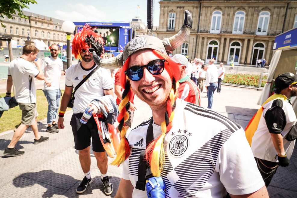Zu sehen sind zwei deutsche Fans in originellen Kostümen.