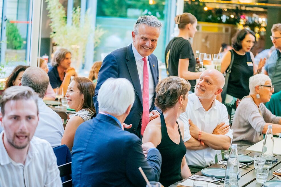 Oberbürgermeister Dr. Frank Nopper besucht die Lange Tafel am Österreichischen Platz.