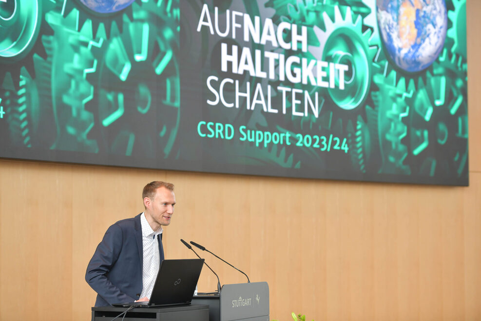 Eindrücke von der Auftaktveranstaltung: Bernhard Grieb, Leiter der Wirtschaftsförderung, spricht ins Mico im Großen Sitzungssaal
