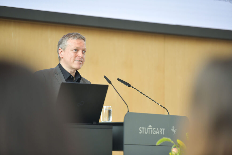 Der Keynote-Referent Prof. Dr. André Reichel spricht ins Micro