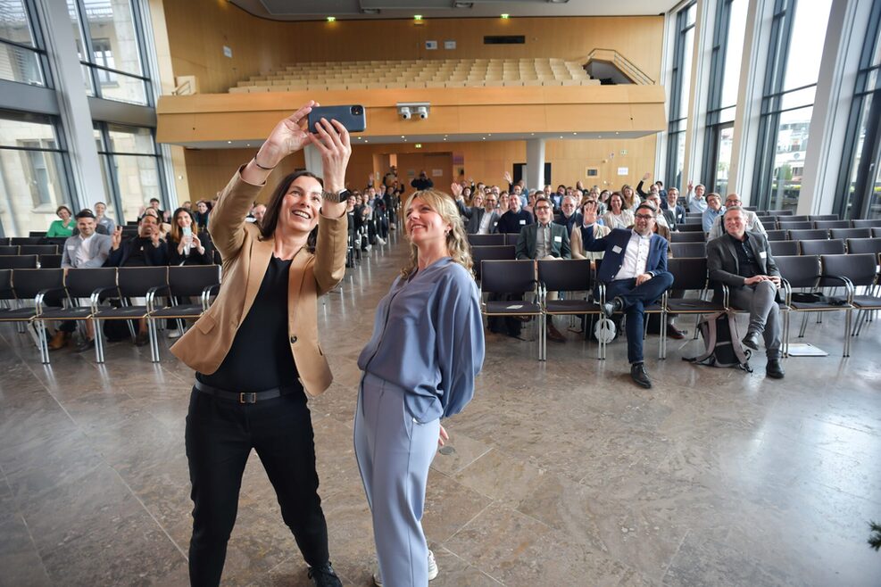 Selfie ins Publikum beim Auftakt des CSRD Support im großen Sitzungssaal