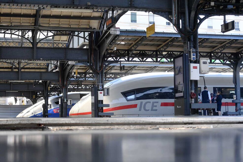 Ein ICE und ein TGV stehen nebeneinander in einem Bahnhof.