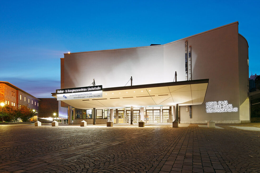 Außenansicht der Liederhalle am Abend.