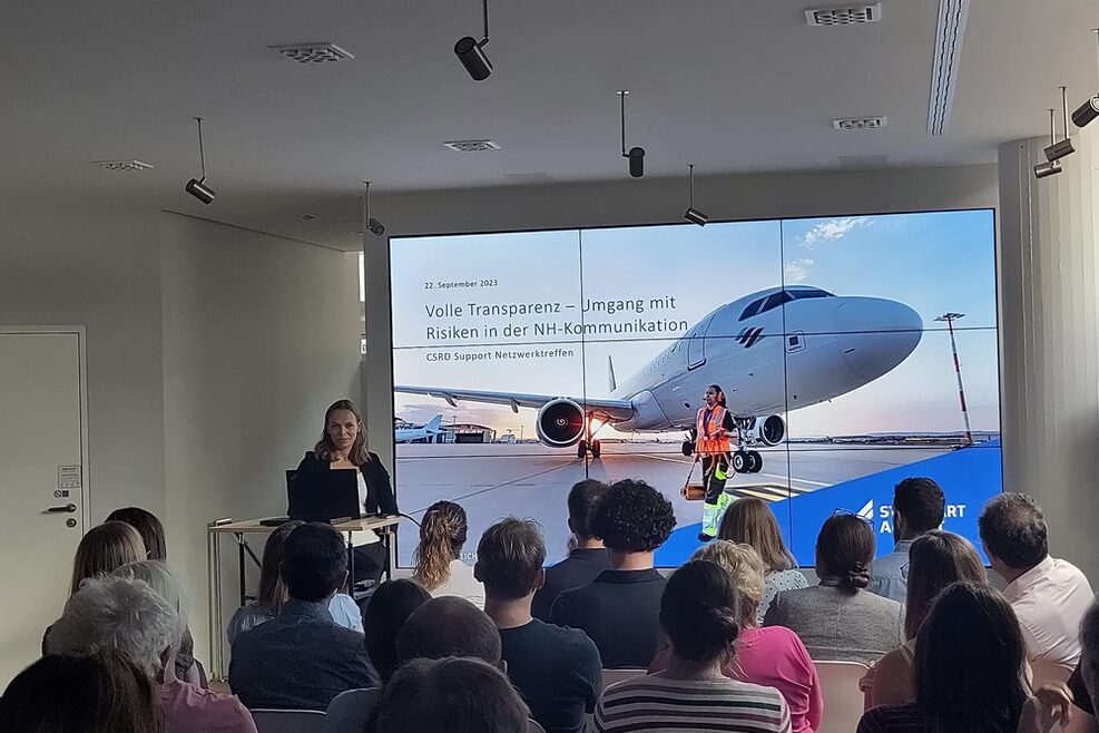 Theresa Diehl, Head of Sustainable Communication am Flughafen Stuttgart, hält ihren Vortrag beim CSRD-Netzwerktreffen vor Publikum