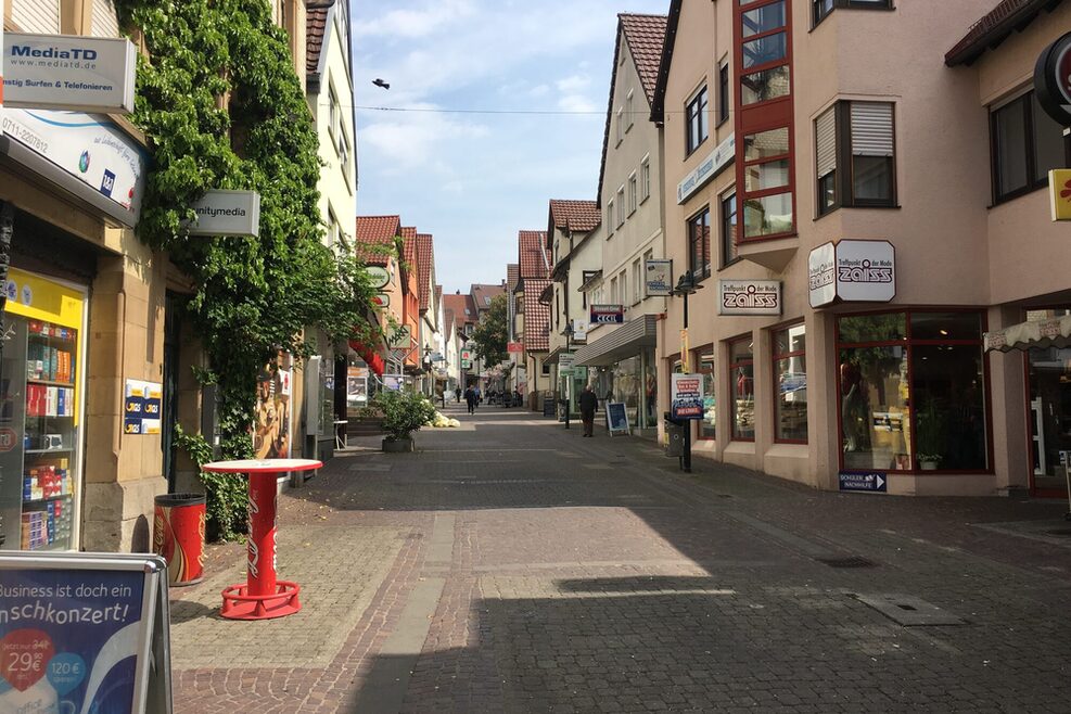 Blick in eine ruhige Einkaufstraße.