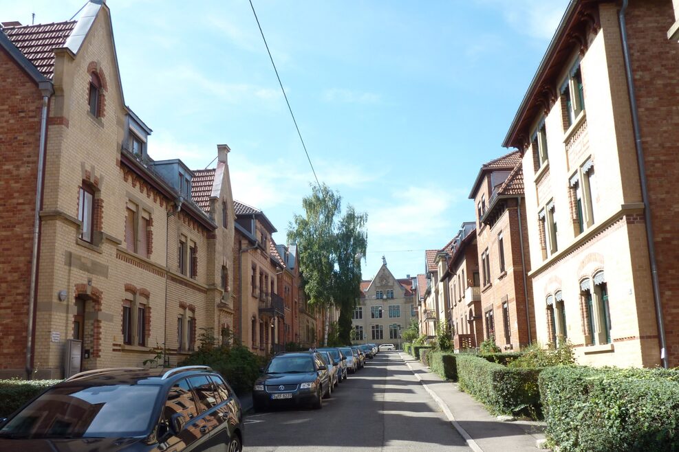 Häuser mit Backsteinfassaden, schmucken Details, Zierfachwerk, gotische Giebel und Erker