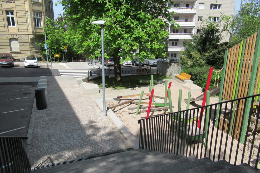 Blick auf den neu gestalteten Spielplatz am Ende der Staffel