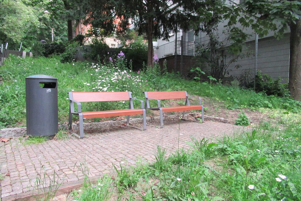 Ein Ausruhpodest mit Sitzbänken ist entstanden: Der Weg die Staffel hinauf ist weit und steil. Nun kann man sich unterwegs hinsetzen und ausruhen.