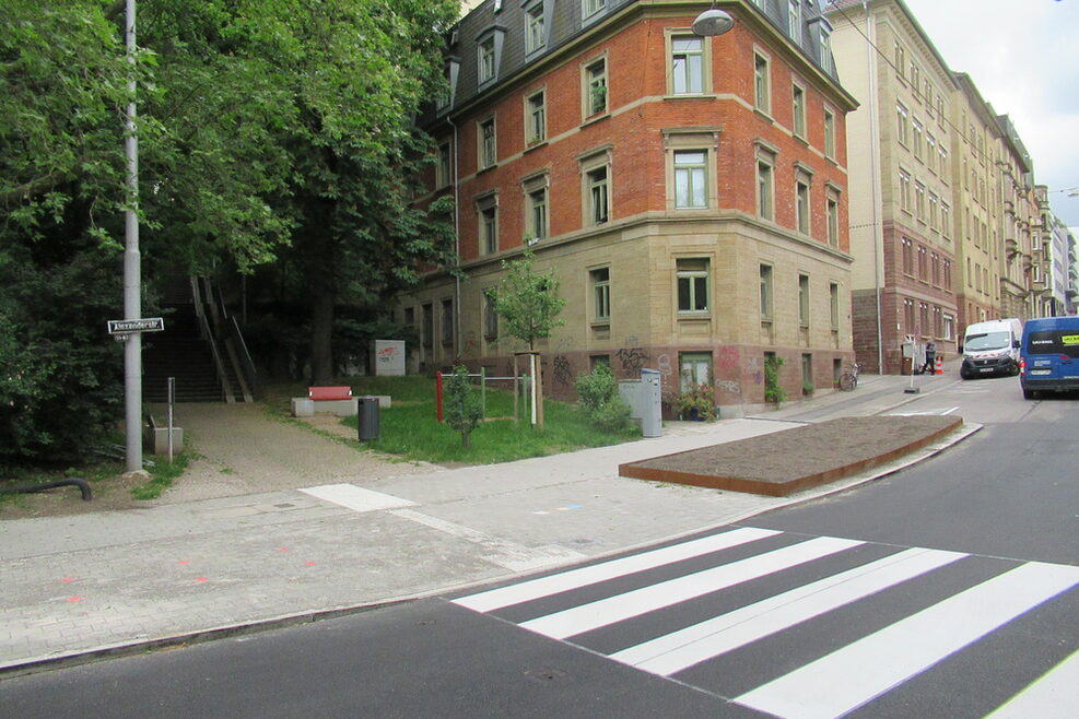 Die zweite Ebene an der Alexanderstr.: Die ungenutzte Freifläche bietet nun Angebote zum Aufenthalt und Bewegen Sie ist besser einsehbar. Das neue Pflanzbeet wird im Herbst noch mit Blumen bestückt.