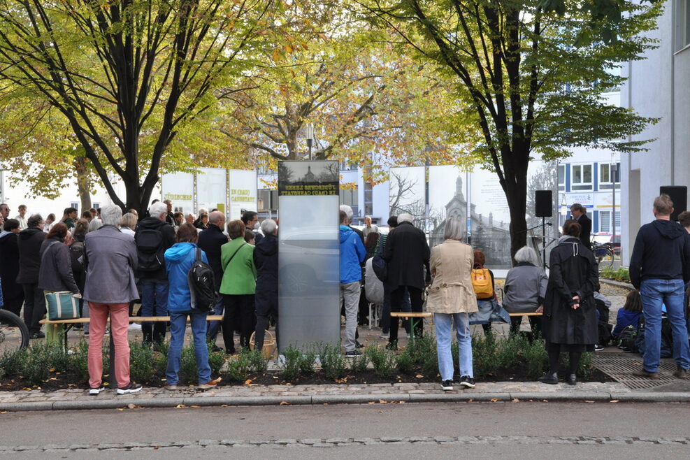 Zahlreiche Gäste nehmen an der Feier teil