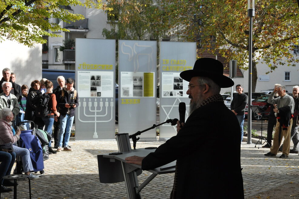 Ortsrabbiner Pushkin weiht den Platz