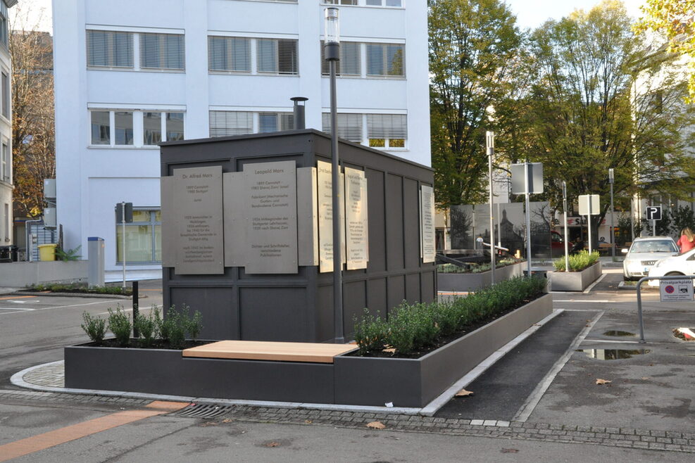 Der Bunkerabgang auf dem Parkplatz