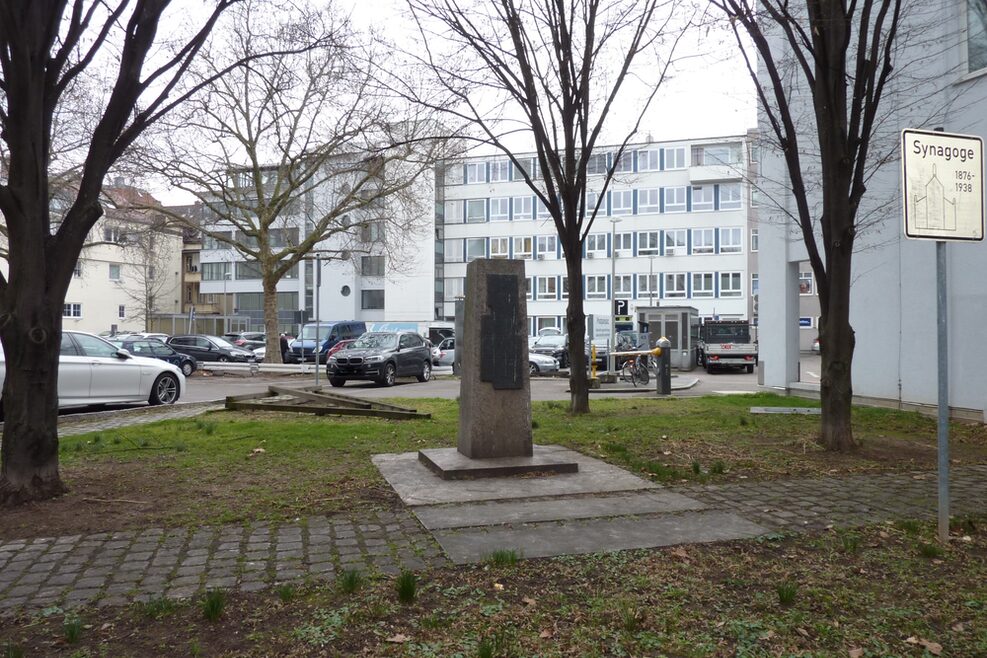 Frontalansicht: Gedenkstein für die ehemalige Synagoge in Bad Cannstatt