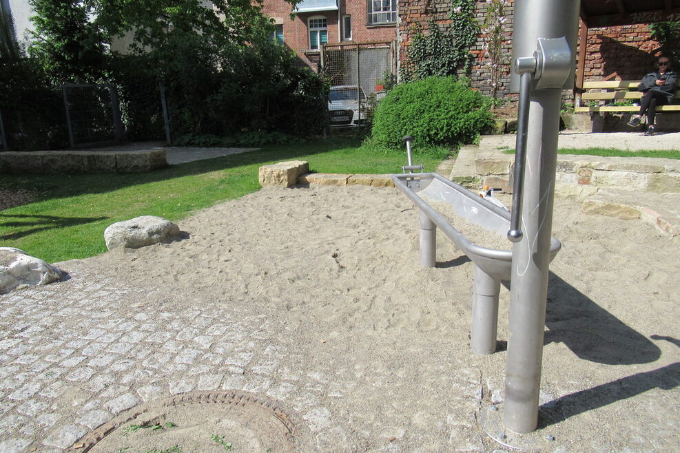 Die Wasserpumpe ist die Attraktion auf diesem an sich recht kleinen Spielplatz