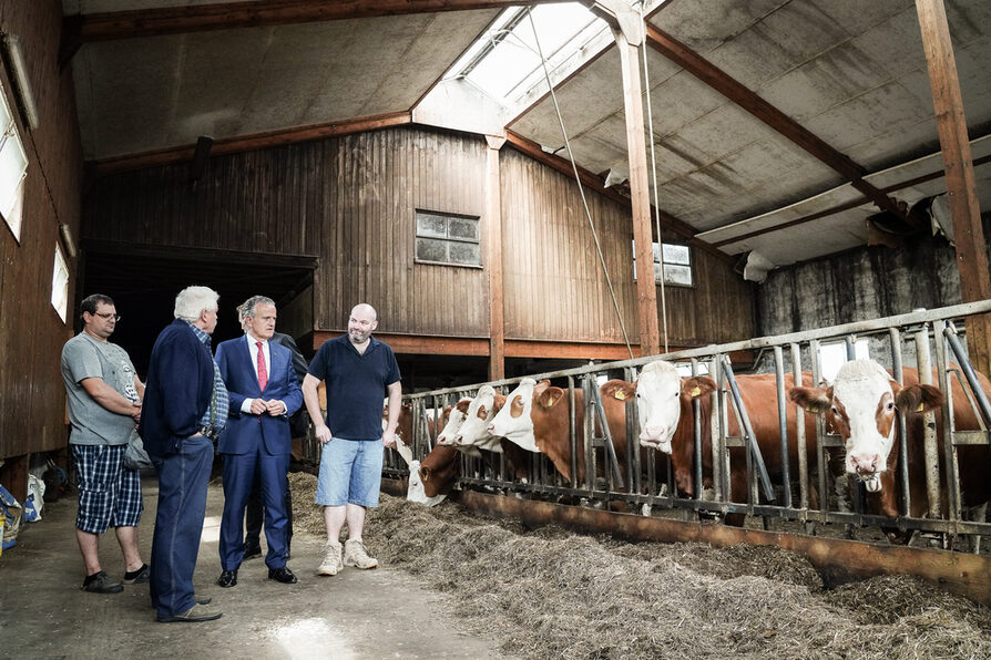 Oberbürgermeister Dr. Frank Nopper besucht den Landwirtschaftlichen Betrieb Ritz auf Einladung des Bauernverbandes Stuttgart - Weilimdorf