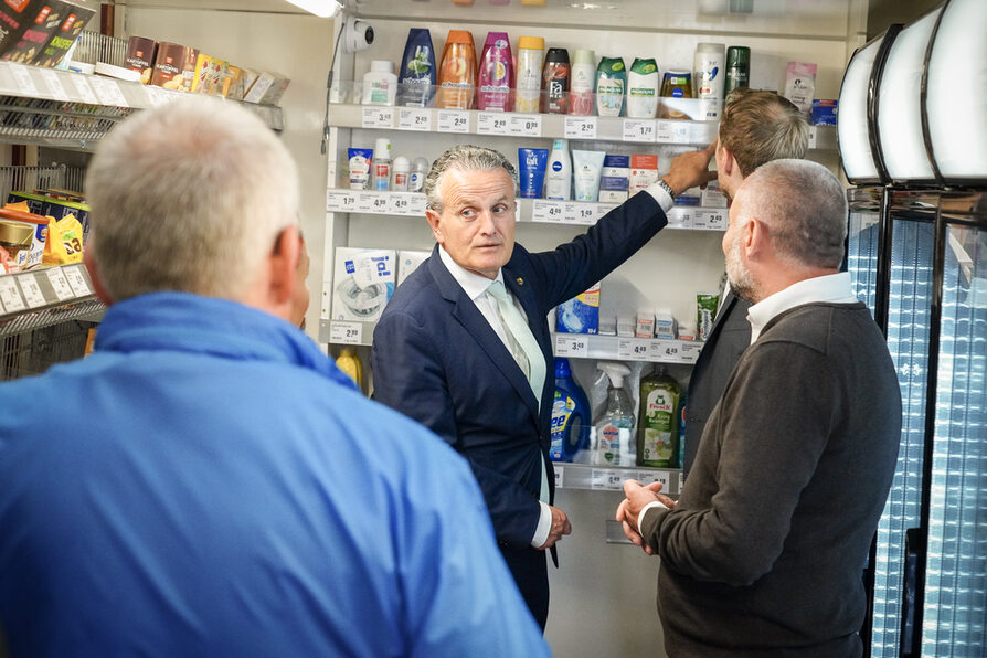 Oberbürgermeister Dr. Frank Nopper besichtigt das Firmengelände Bonus Berufliche Orientierung, mit Geschäftsführern Karsten Fischer (Vertriebsleitung Bonus), Felix Nieter (Leitung Finanzen & Controlling), Tim Töpfer (Marketing & Strategie)  . Anwesen