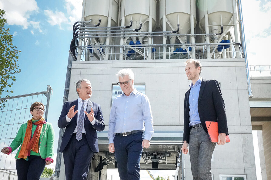 Oberbürgermeister Dr. Frank Nopper besichtigt mit Herrn Stephan Godel das Firmengelände GODEL-Beton -