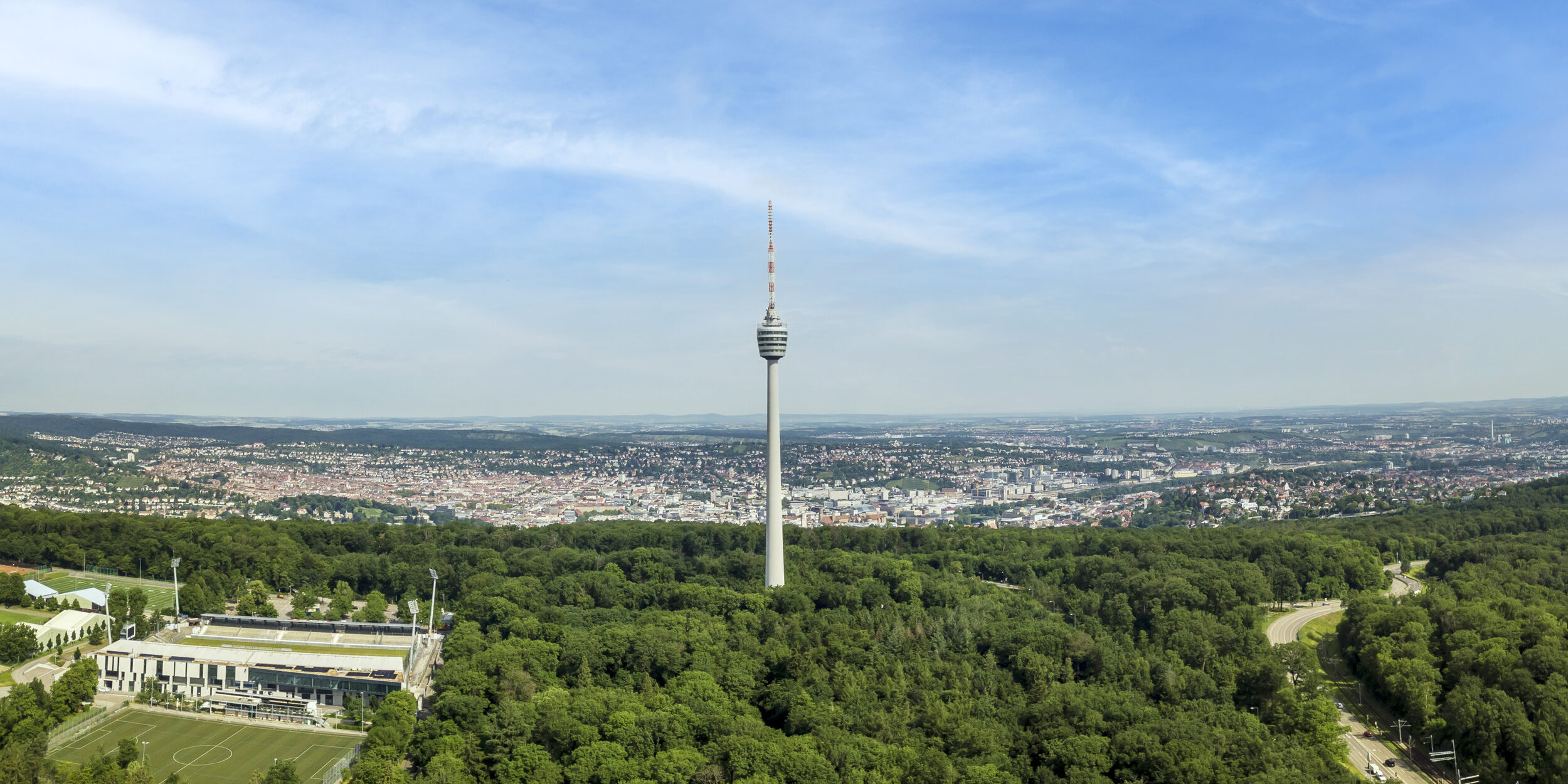 Luftaufnahme vom Fernsehturm mit Blick in den Stuttgarter-Talkessel