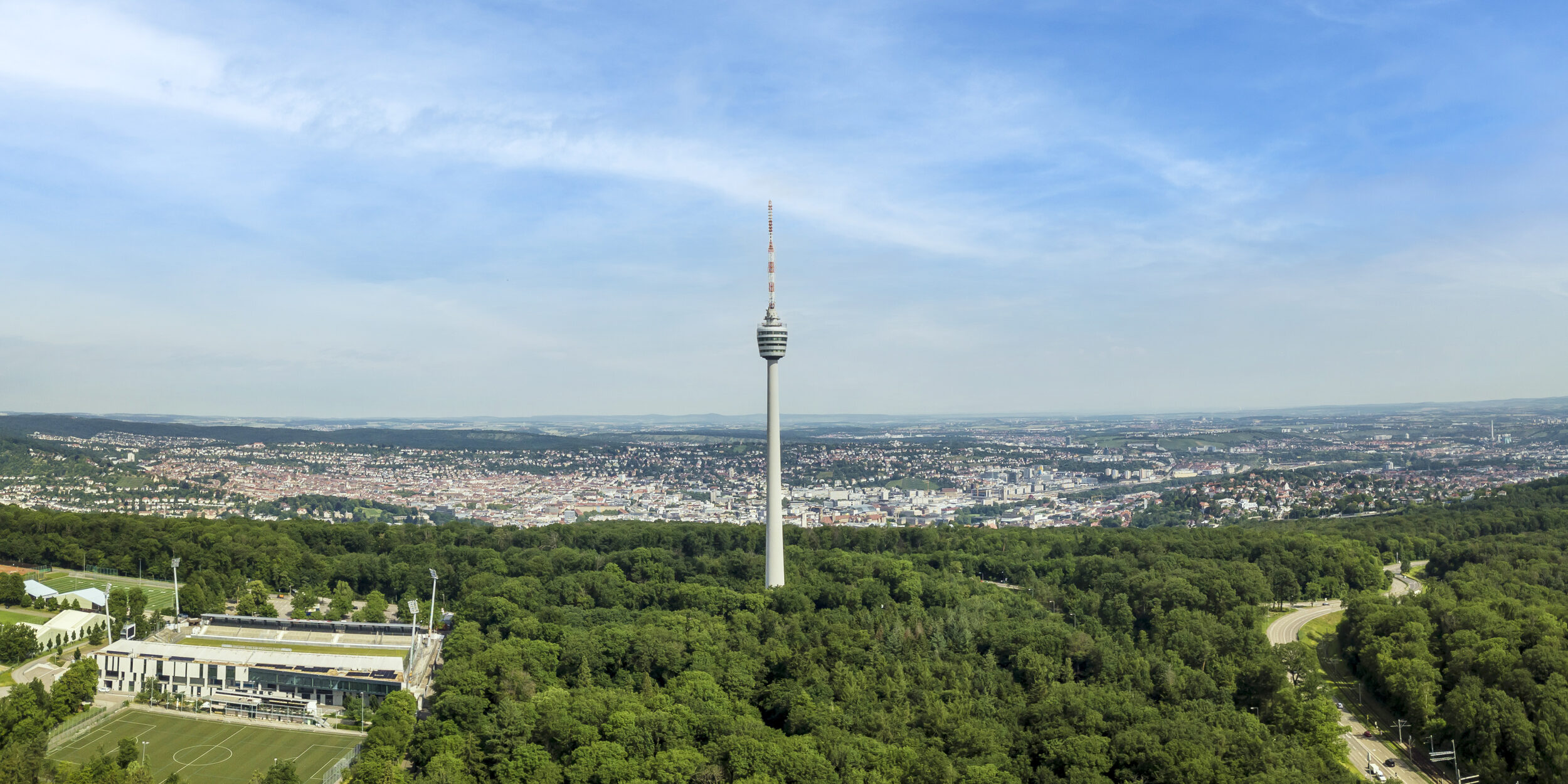 Luftaufnahme vom Fernsehturm mit Blick in den Stuttgarter-Talkessel