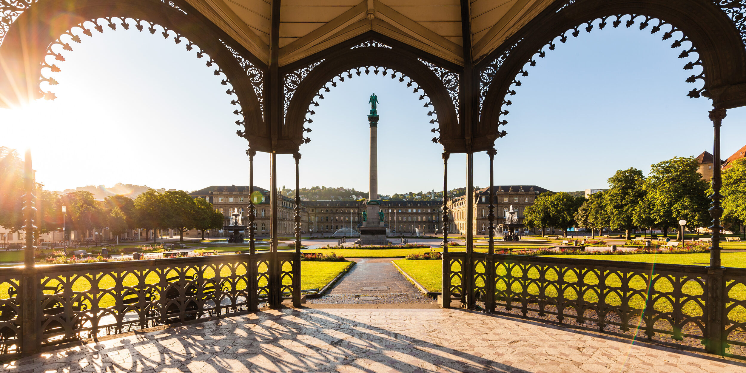 Pavillon am Schlossplatz beim Sonnenaufgang